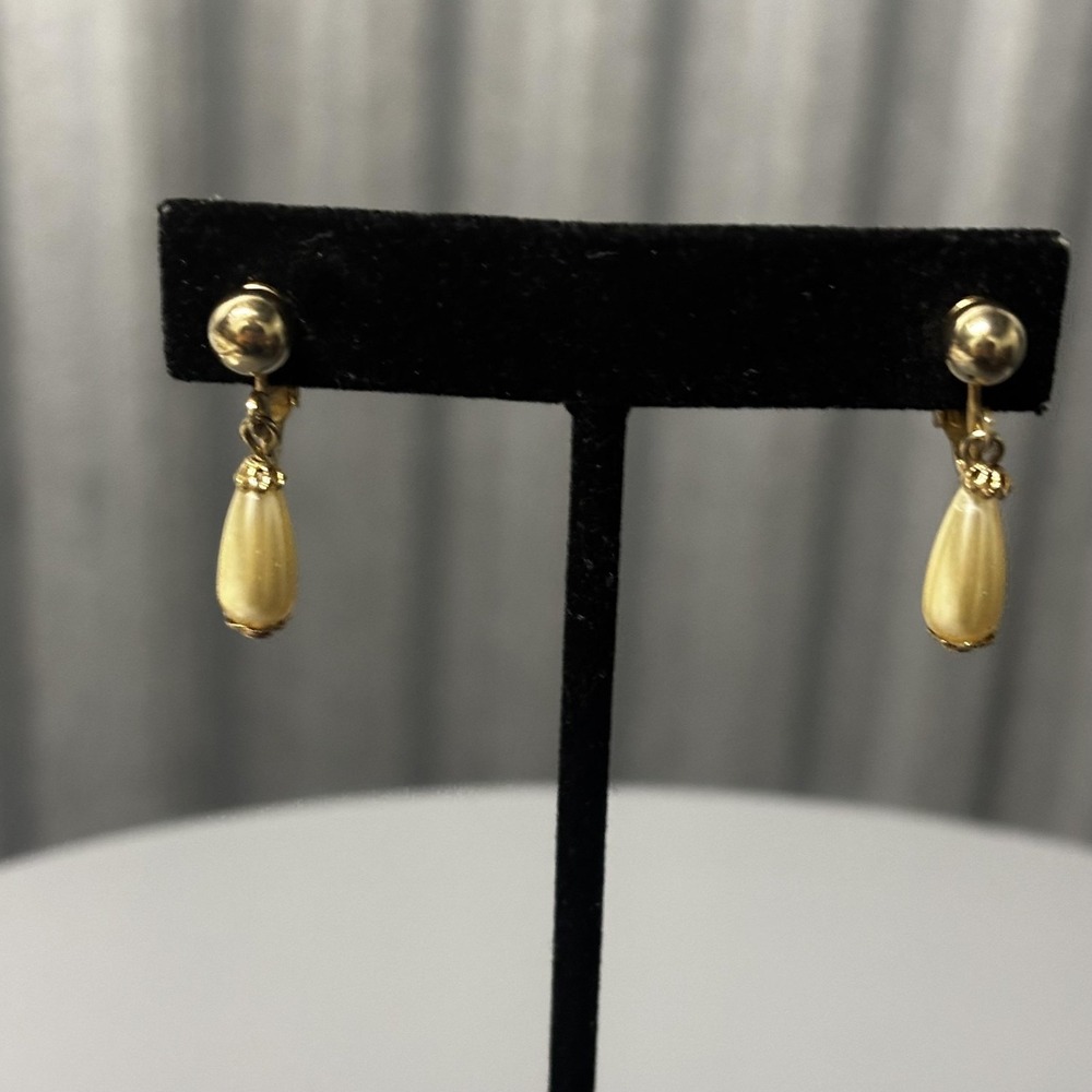 Vintage Sarah Coventry Gold Tone Teardrop Dangle Clip-On Earrings